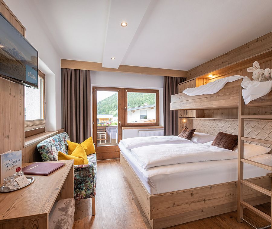 Familienfreundliches Zimmer mit Doppelbett und Stockbett für Kinder im Hotel Auenhof in Fulpmes.